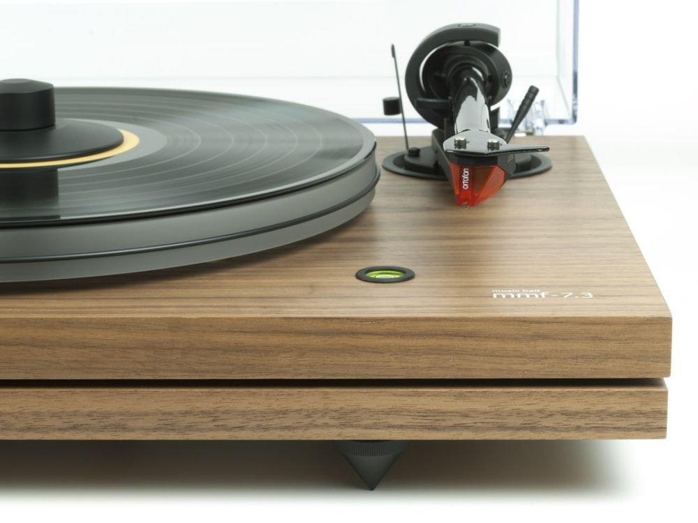 Music Hall MMF-7.3 walnut картридж Ortofon 2M Bronze