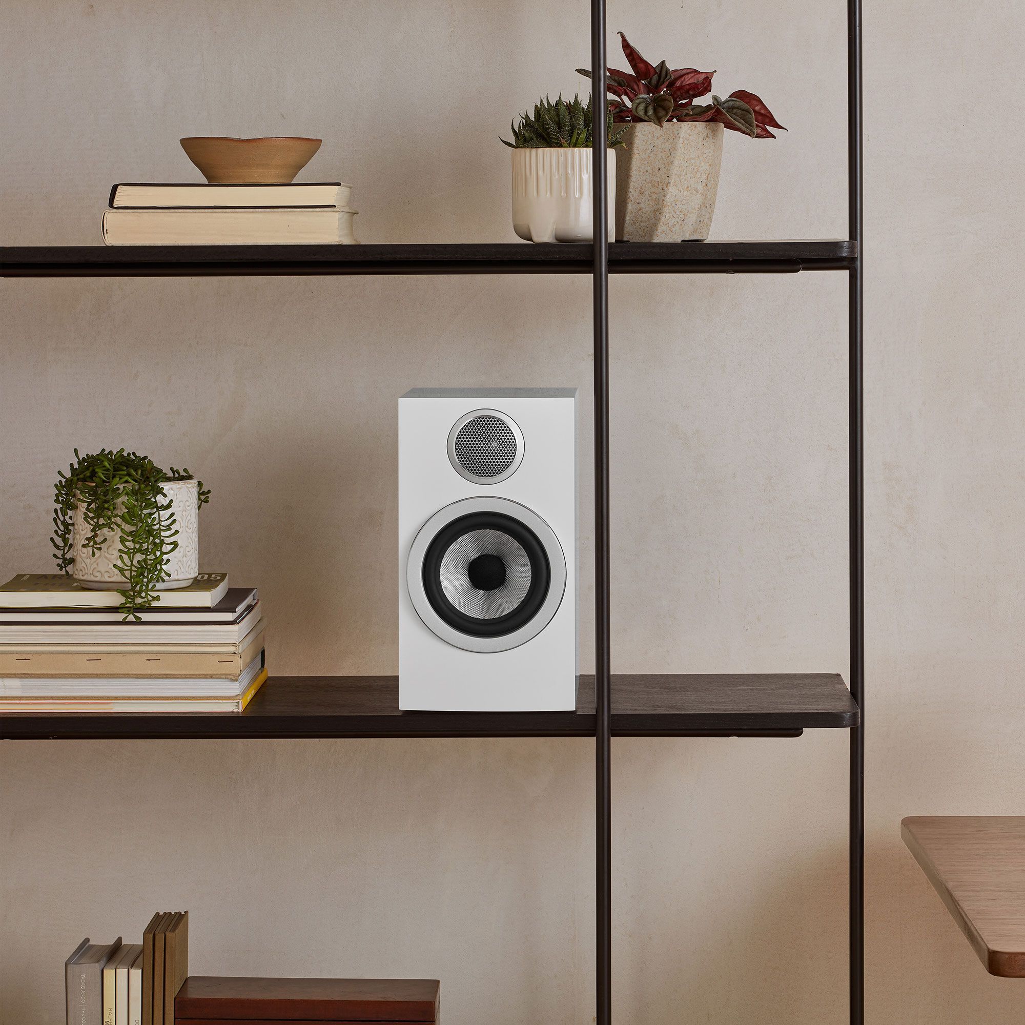 Bowers & Wilkins 707 S3 Satin White полочная АС