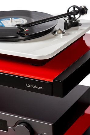 NorStone Esse Hifi Red стойка под Hi-Fi аппаратуру, красные полки, черные стойки, ширина 570/510 мм (NORESSBHIFRD)